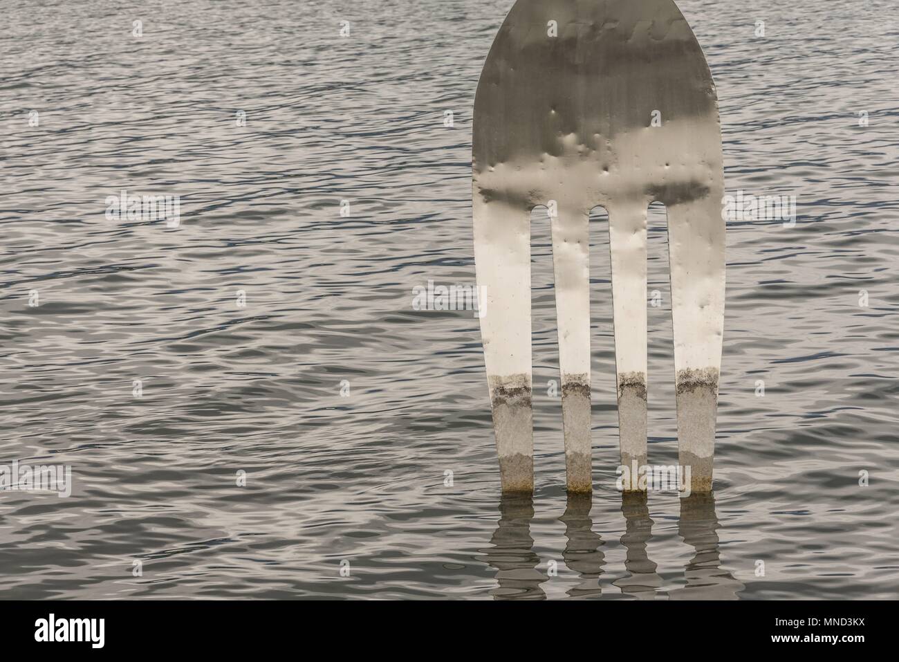 West Schweiz Vevey Genfer See Mai 2017 Skulptur die Gabel von Jean-Pierre Zaugg, in den Genfer See, Alimentarium Museum für Ernährung | Verwendung weltweit Stockfoto