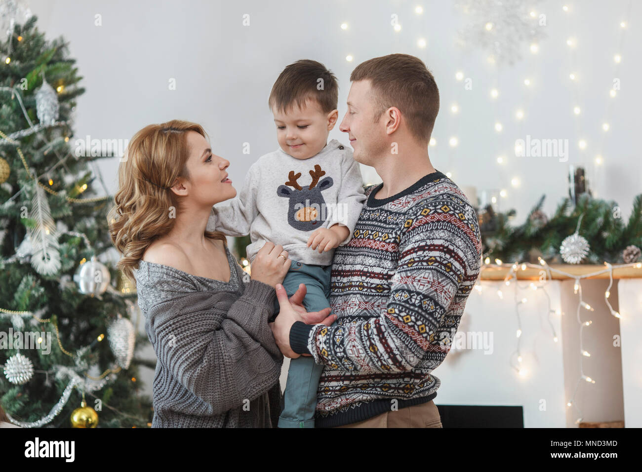 Vater und Mutter, Sohn zu Hause während Weihnachten Stockfoto