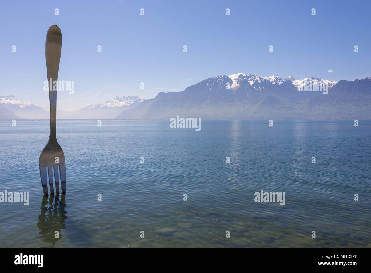 West Schweiz Vevey Genfer See Mai 2017 Skulptur die Gabel von Jean-Pierre Zaugg, in den Genfer See, Alimentarium Museum für Ernährung | Verwendung weltweit Stockfoto