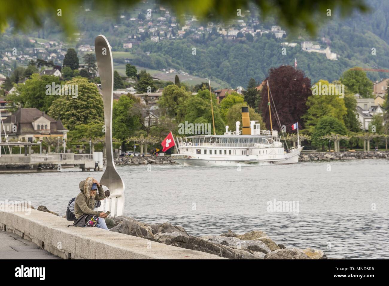 West Schweiz Vevey Genfer See Mai 2017 Skulptur die Gabel von Jean-Pierre Zaugg, in den Genfer See, Alimentarium Museum für Ernährung | Verwendung weltweit Stockfoto