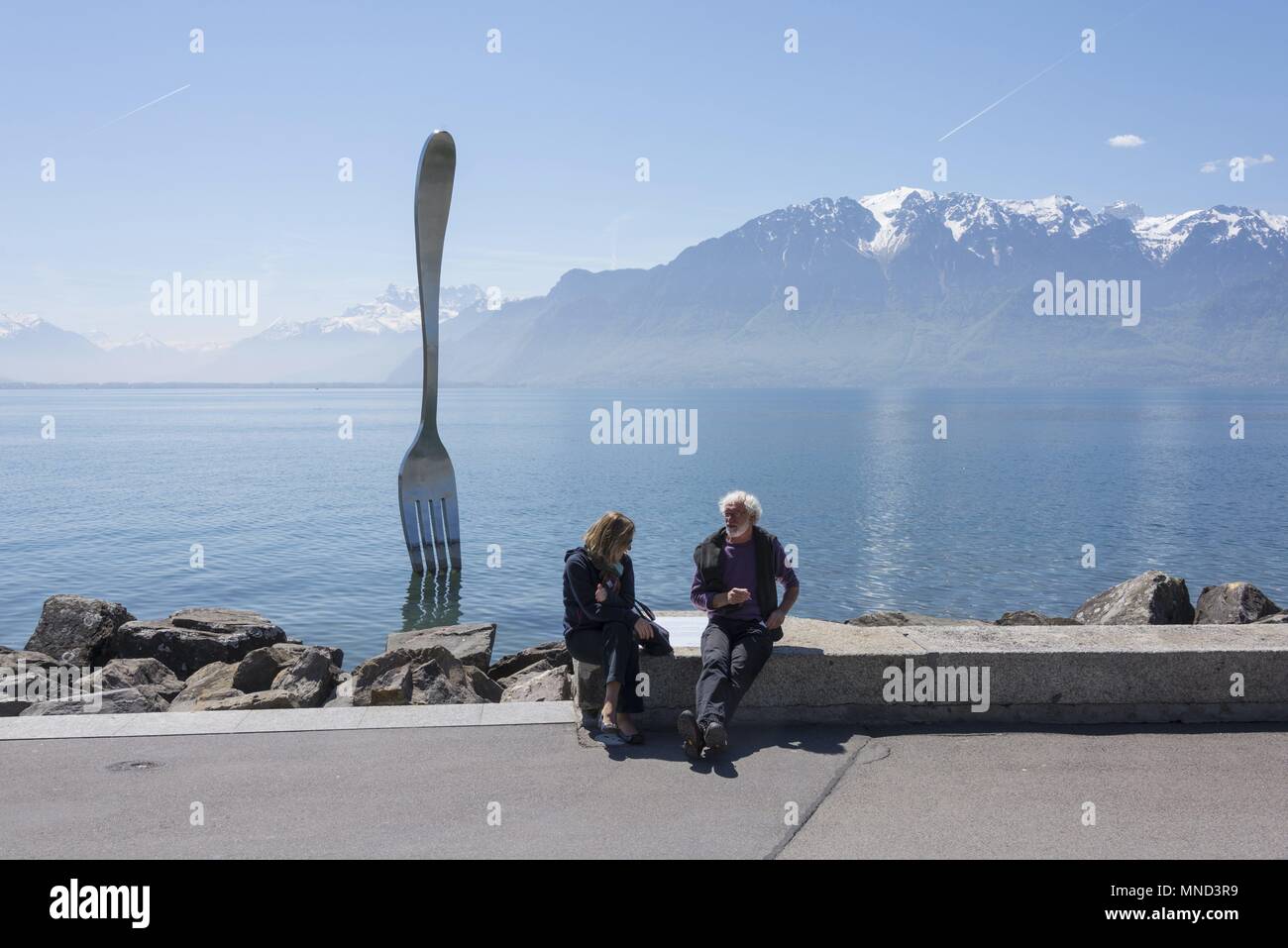 West Schweiz Vevey Genfer See Mai 2017 Skulptur die Gabel von Jean-Pierre Zaugg, in den Genfer See, Alimentarium Museum für Ernährung | Verwendung weltweit Stockfoto