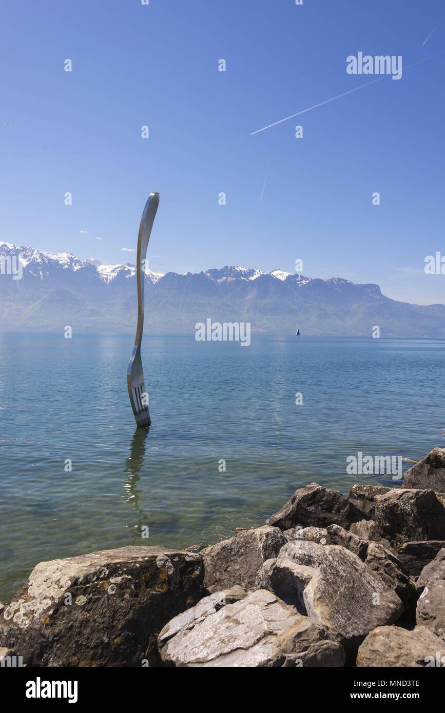 West Schweiz Vevey Genfer See Mai 2017 Skulptur die Gabel von Jean-Pierre Zaugg, in den Genfer See, Alimentarium Museum für Ernährung | Verwendung weltweit Stockfoto