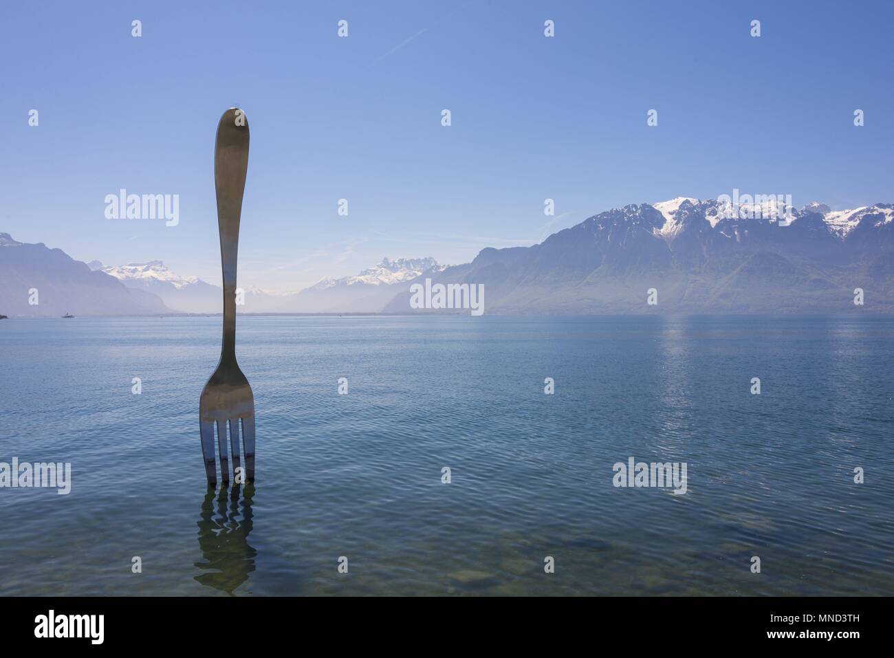West Schweiz Vevey Genfer See Mai 2017 Skulptur die Gabel von Jean-Pierre Zaugg, in den Genfer See, Alimentarium Museum für Ernährung | Verwendung weltweit Stockfoto