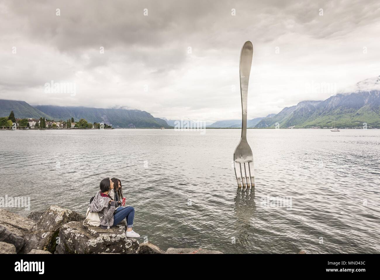 West Schweiz Vevey Genfer See Mai 2017 Skulptur die Gabel von Jean-Pierre Zaugg, in den Genfer See, Alimentarium Museum für Ernährung | Verwendung weltweit Stockfoto