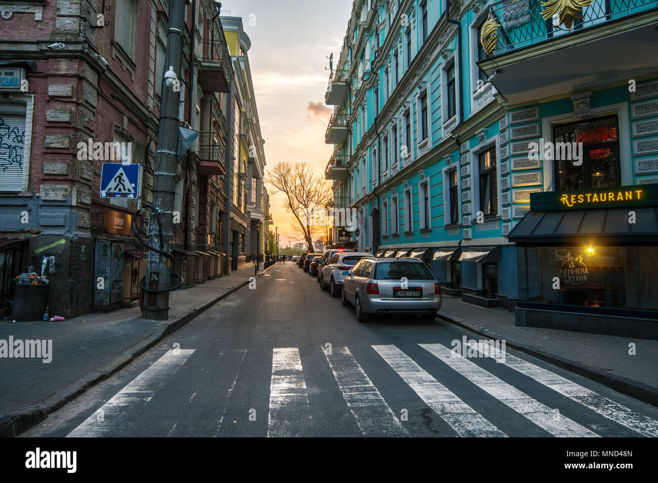 Desiatynnyi Lane bei Sonnenuntergang. Blick von Vladimir Straße. April 21, 2018, Kiew, Ukraine Stockfoto