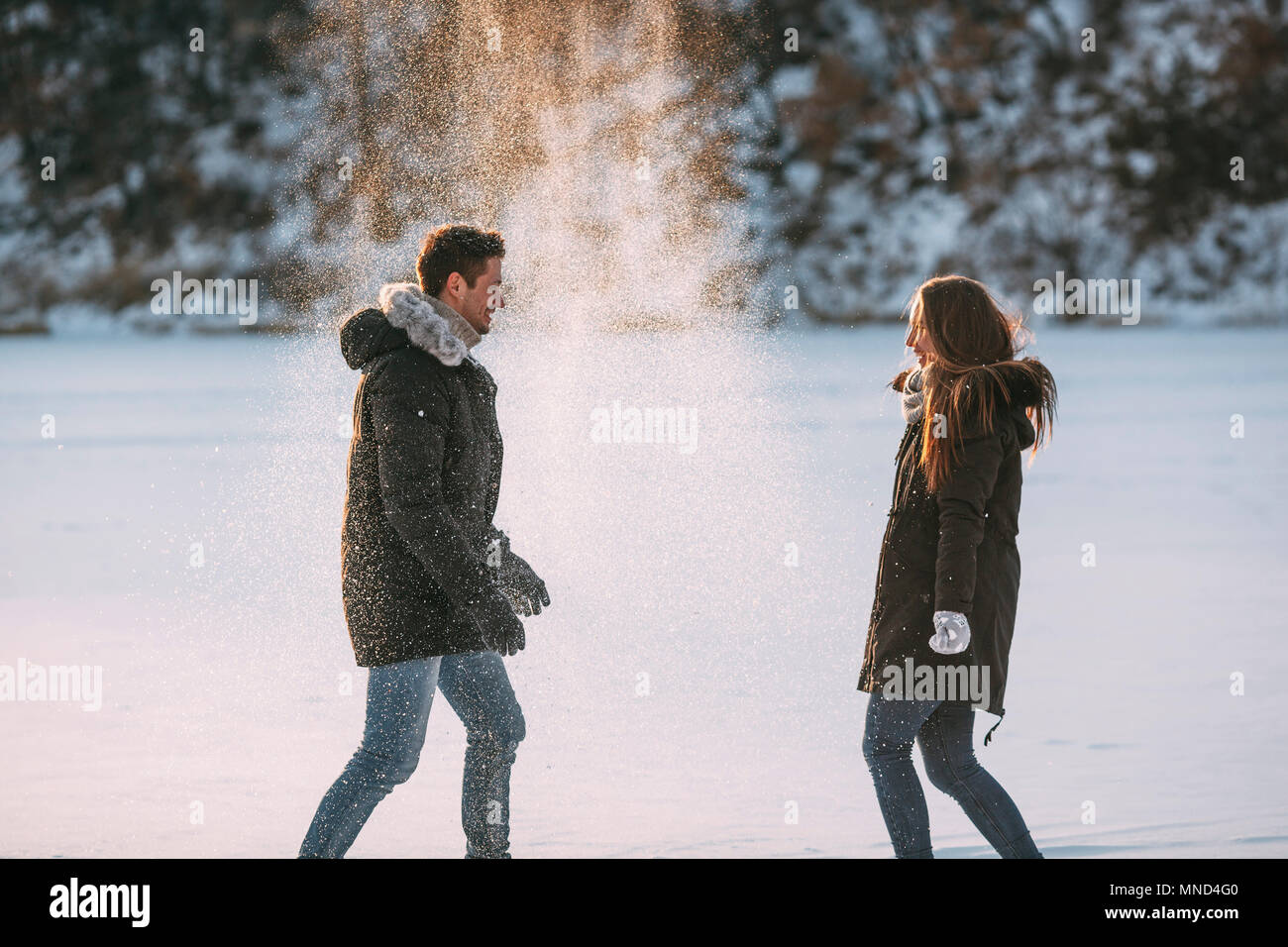 Seitenansicht des verspielten Mann und Frau im Schnee genießen. Stockfoto