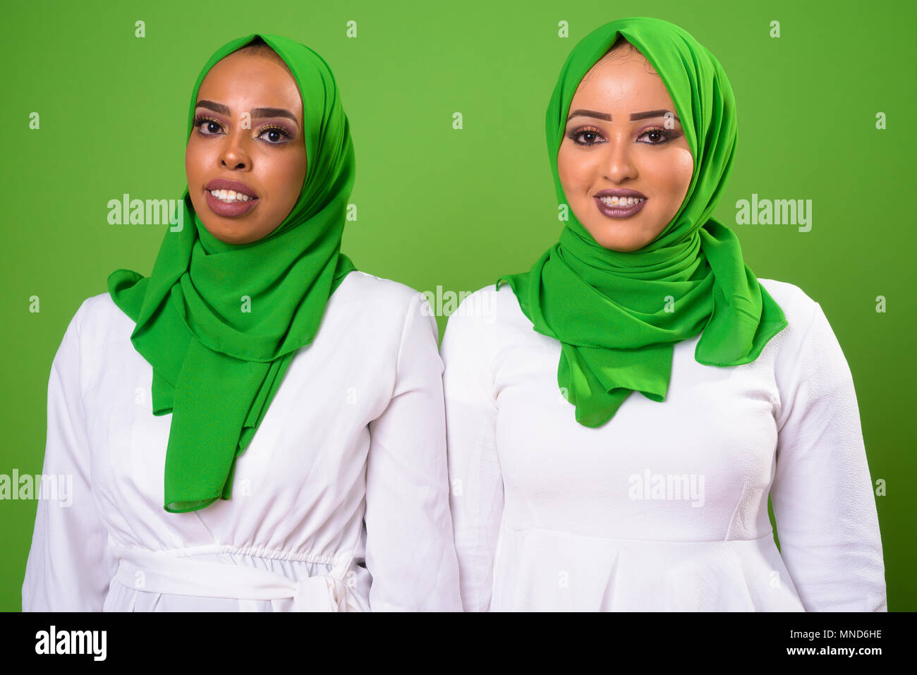 Junge afrikanische muslimische Frau gegen Chroma Key mit grünem Hintergrund Stockfoto
