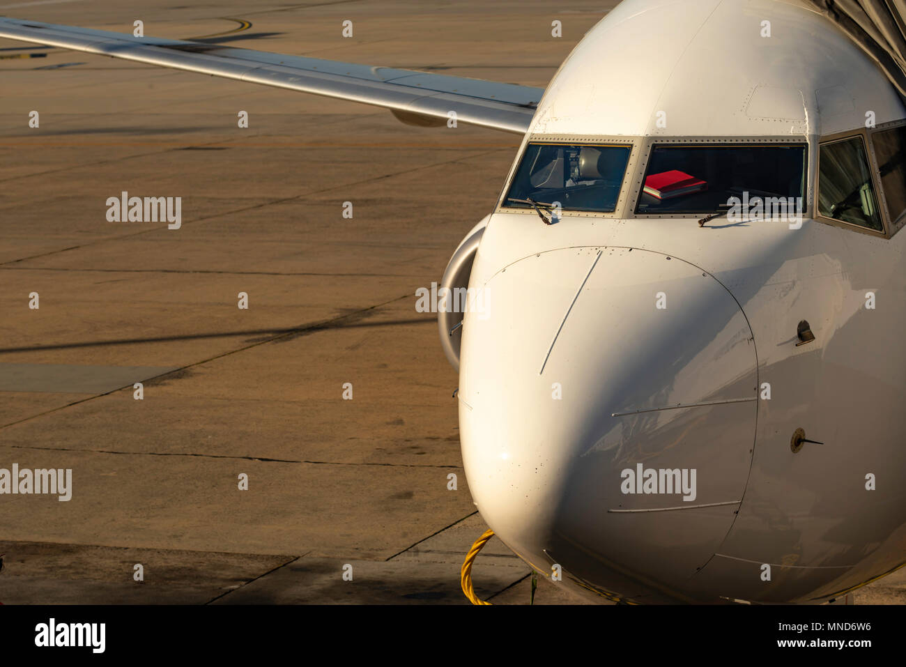 Ein kommerzielles Flugzeug, das an einem Flughafen in Australien geparkt und mit einer Luftbrücke verbunden ist Stockfoto