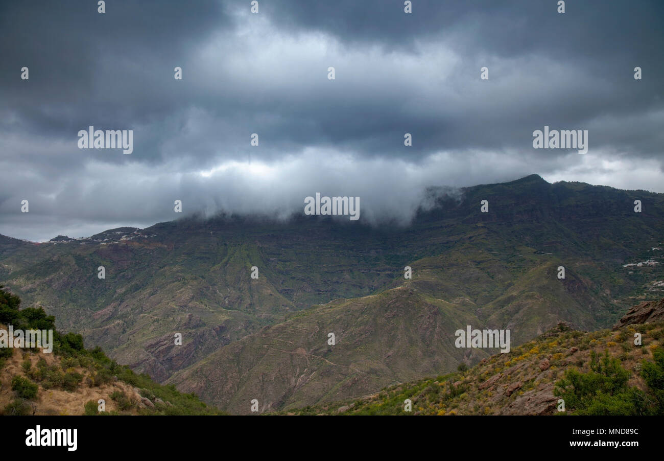 Gran Canaria, Mai, Bergen des zentralen Teils der Insel, Blick über die Caldera de Tejeda, Wolken fallen in die Caldera über die Lippe Stockfoto