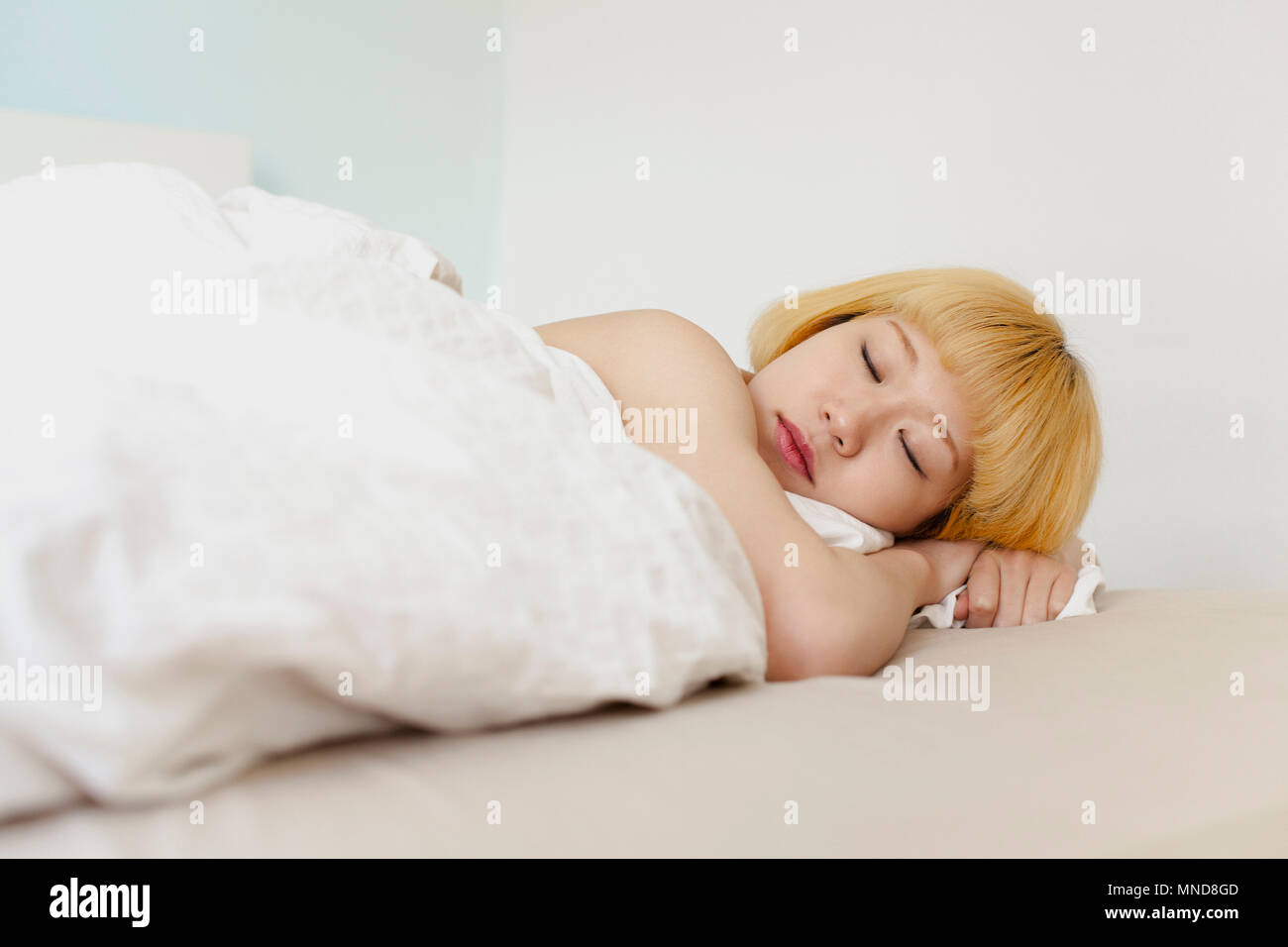 Schöne junge Frau im Bett zu Hause Stockfoto