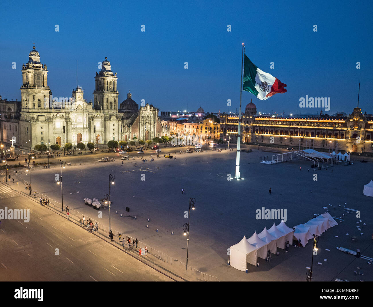 Ansicht des Mexico City Plaza der Verfassung Zócalo bei Nacht von oben mit der Mexikanischen Flagge, der Kathedrale und dem Presidential Palace Stockfoto