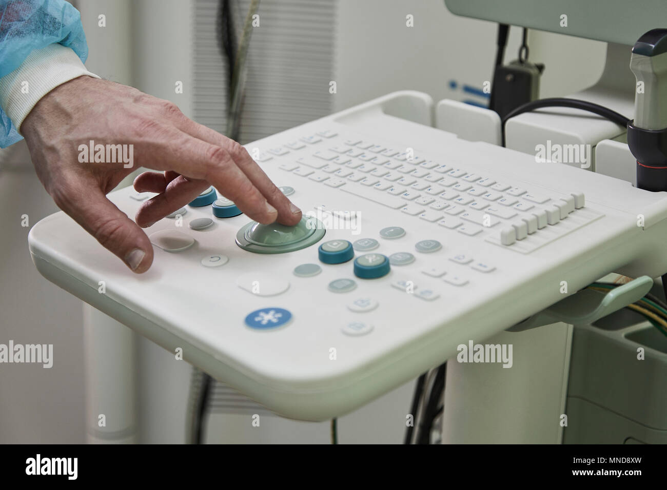 Zugeschnittenes Bild der medizinischen Arbeiter mit Ultraschall Geräte Stockfoto