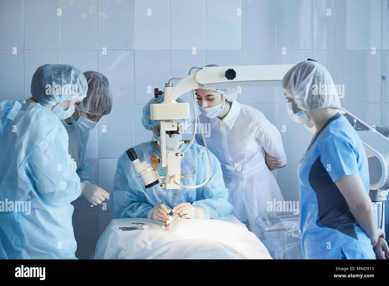 Medizinisches Team Eingriff am Patienten im Krankenhaus Stockfoto