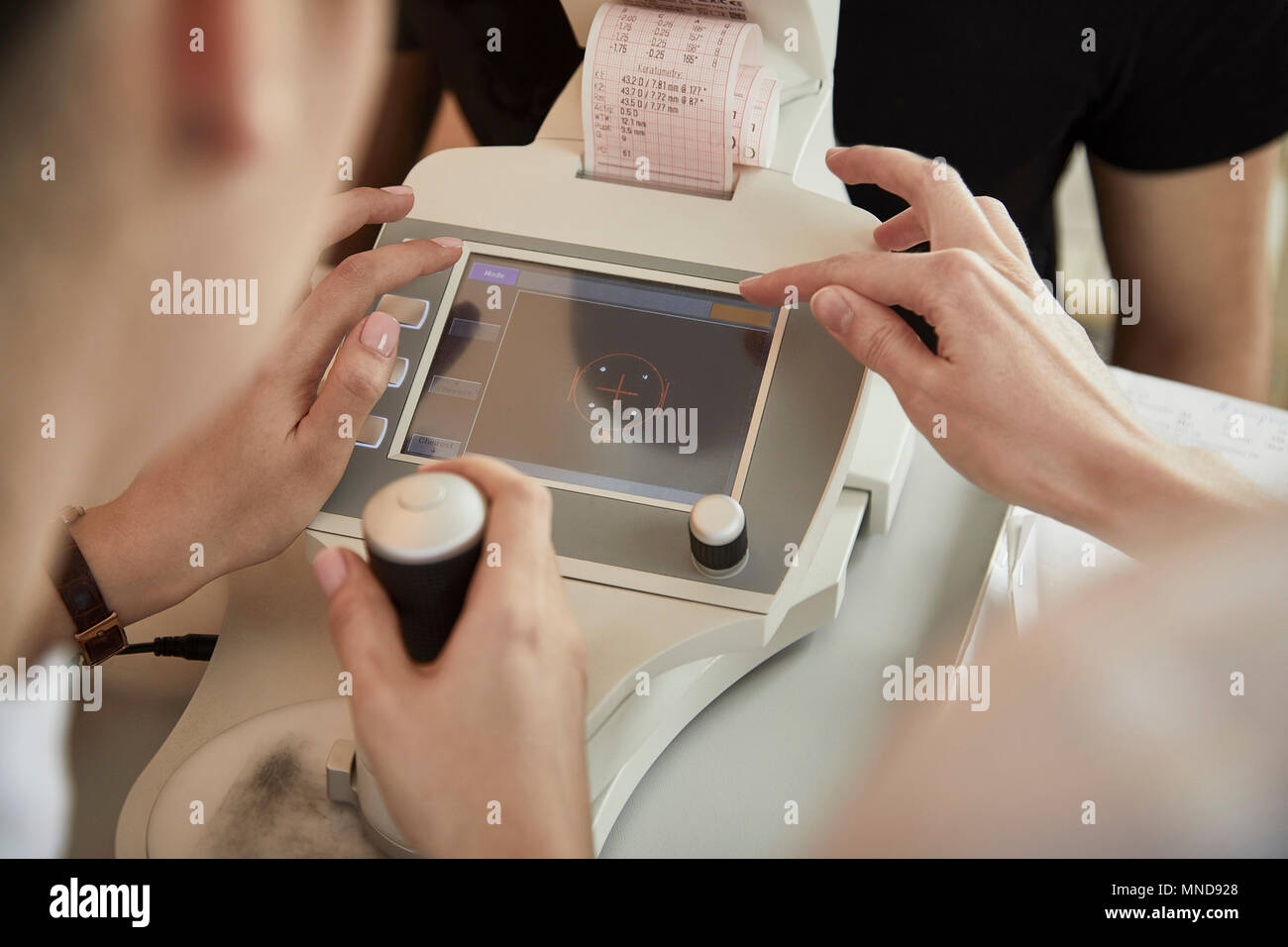 Krankenschwestern mit Maschinen während der Prüfung männlicher Patient während Auge Test im Krankenhaus Stockfoto