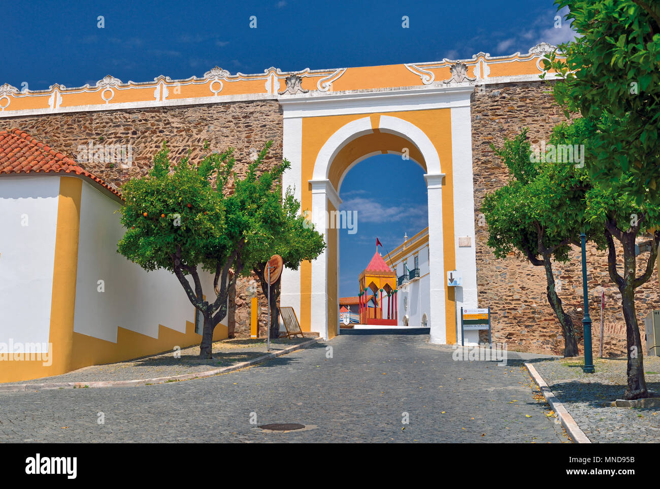 Historische Stadt Tor mit Gelb und Weiß verzierten arch Stockfoto