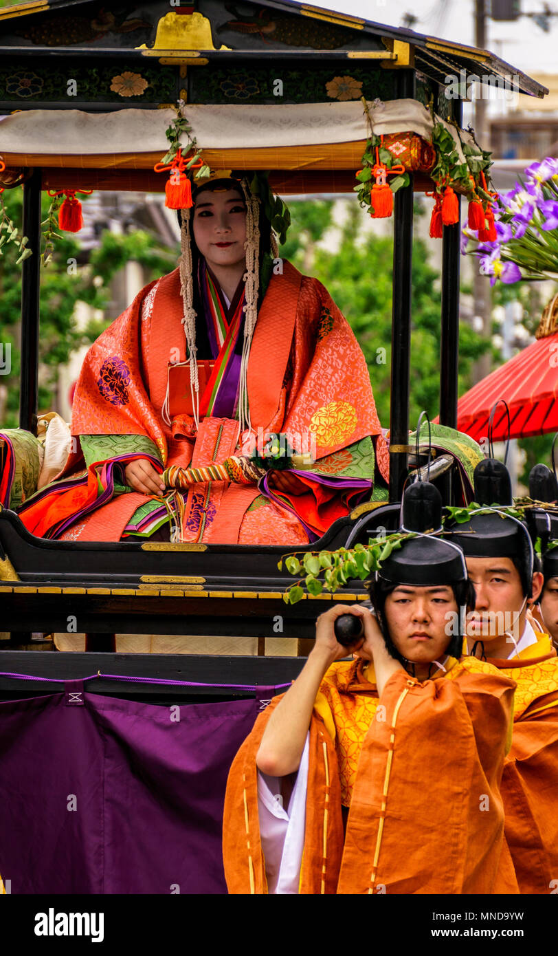 Aoi-Matsuri 葵祭, jährliche Festival in Kyoto am 15. Mai zieht Massen wie 500 Menschen in bunten Kostümen Parade von Heian Imperial Palace zu Kamo Schrein. Stockfoto