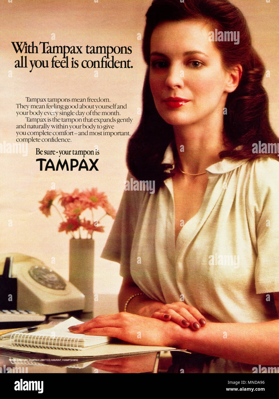 1980 s original alten Vintage Werbung Werbung Tampax tampons Damen Sanitär Produkte Anzeige in Englisch Magazin ca. 1980 Stockfoto