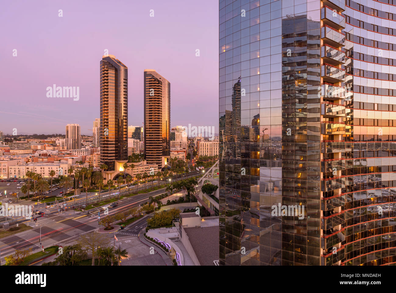 Sonnenuntergang Straße - eine Antenne Sonnenuntergang Blick von East Harbour Drive entlang der Martin Luther King Jr. Promenade im Marina District von San Diego, CA, USA Stockfoto