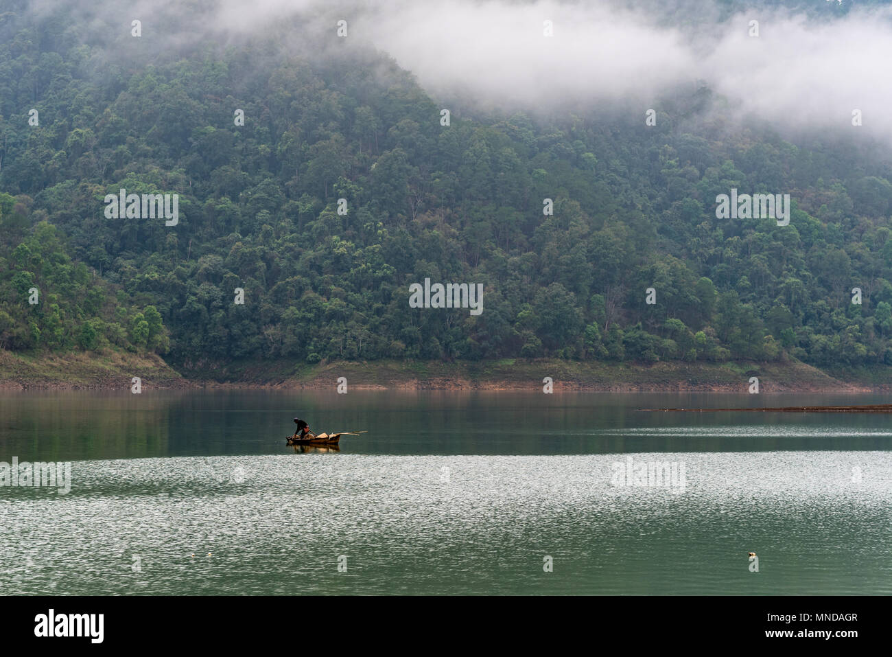 Fischer auf dem Boot morgens um Umiam See in Meghalaya, Indien Stockfoto