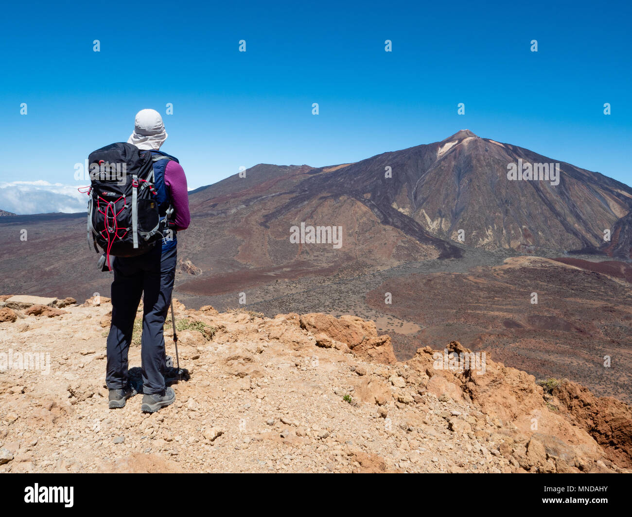 Weibliche Bergsteiger Auf Dem Gipfel Des Guajara In Richtung Der Kegel Des Pico Del Teide Oder Ein Aktiver Vulkan Teide Auf Teneriffa Kanarische Inseln Suchen Stockfotografie Alamy
