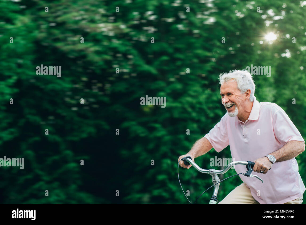Gerne älterer Mann, Radfahren. Stockfoto