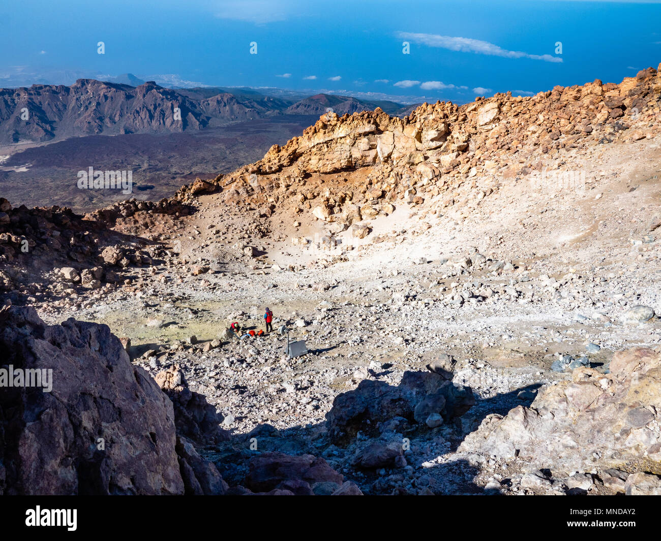 Vulkanologen arbeiten in den schwelenden Gipfelkrater des aktiven Vulkan Teide mit 3718 m auf Teneriffa die grösste der Kanarischen Inseln Stockfoto