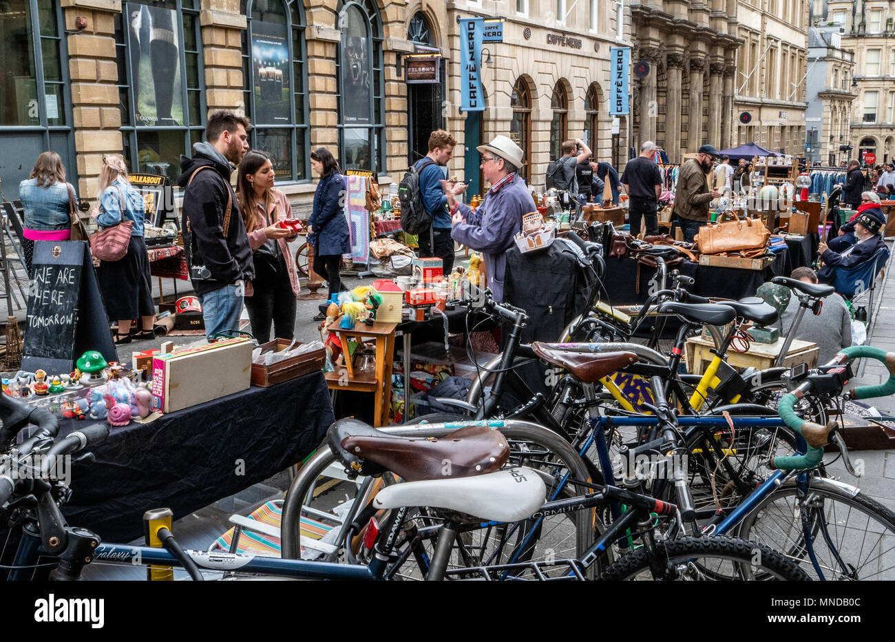 Straße Antiquitäten und bric-a-brac Markt mit parkenden Fahrräder in Mais Street im Stadtzentrum von Bristol UK Stockfoto