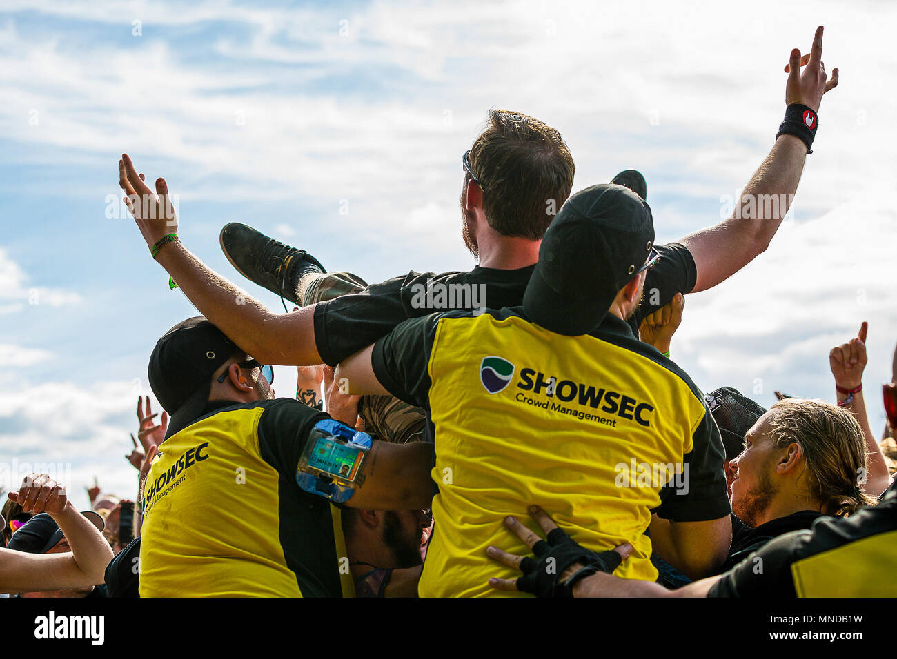 Männliche crowd Surfer aus dem Music festival Menge von Sicherheit angehoben Stockfoto