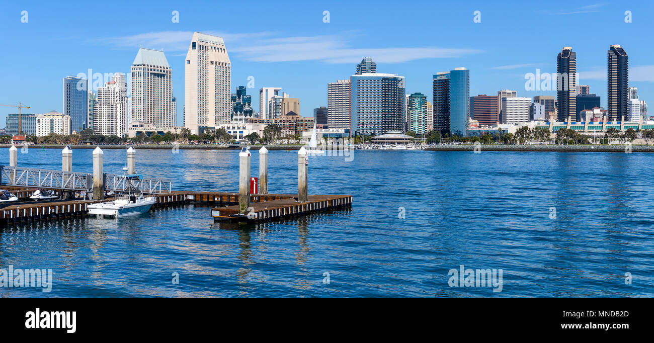 San Diego Skyline - einen herrlichen sonnigen Tag Aussicht auf San Diego Downtown Skyline von der Bucht von San Diego, von Coronado Halbinsel, San Diego, CA, USA Stockfoto