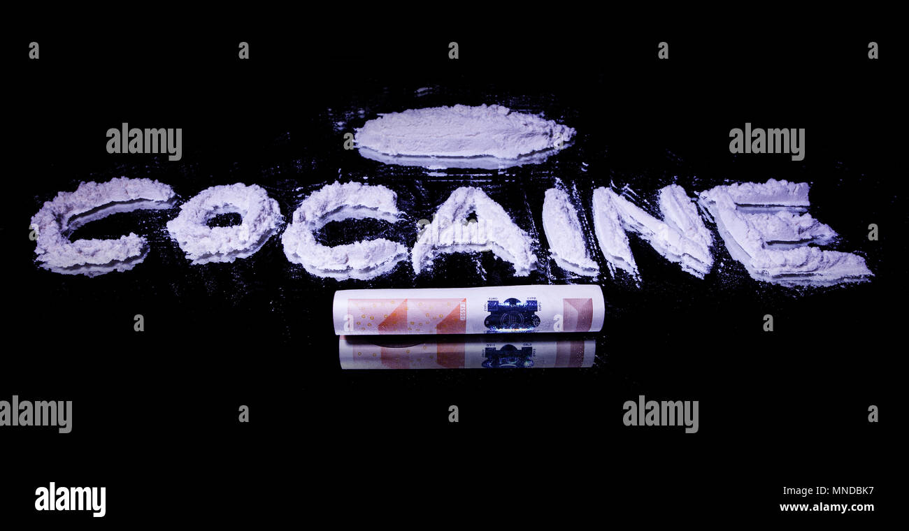 Wort Kokain, einen Stapel des weißen Droge und 50 Euro Hinweis auf einem Spiegel Stockfoto