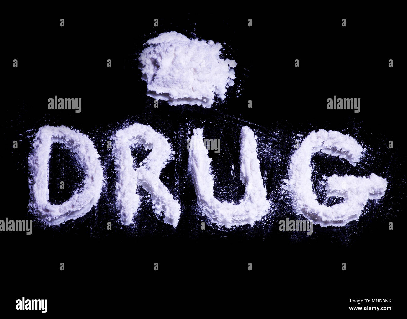 Wort Droge und ein Haufen von weißen Droge auf einen Spiegel Stockfoto