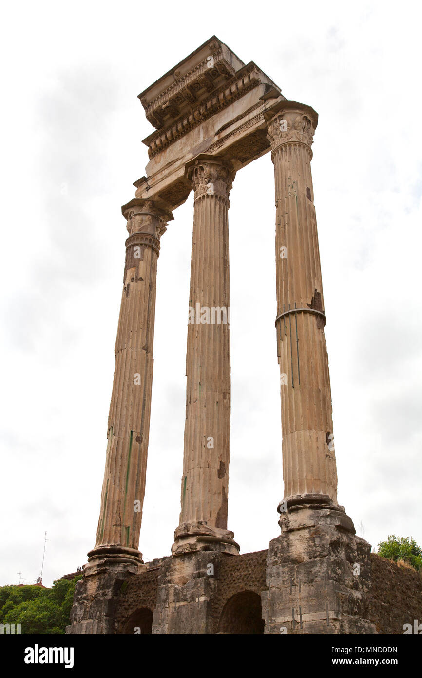Die felsigen Überreste des Castor und Pollux drei Säulen im Kolosseum in Rom Stockfoto