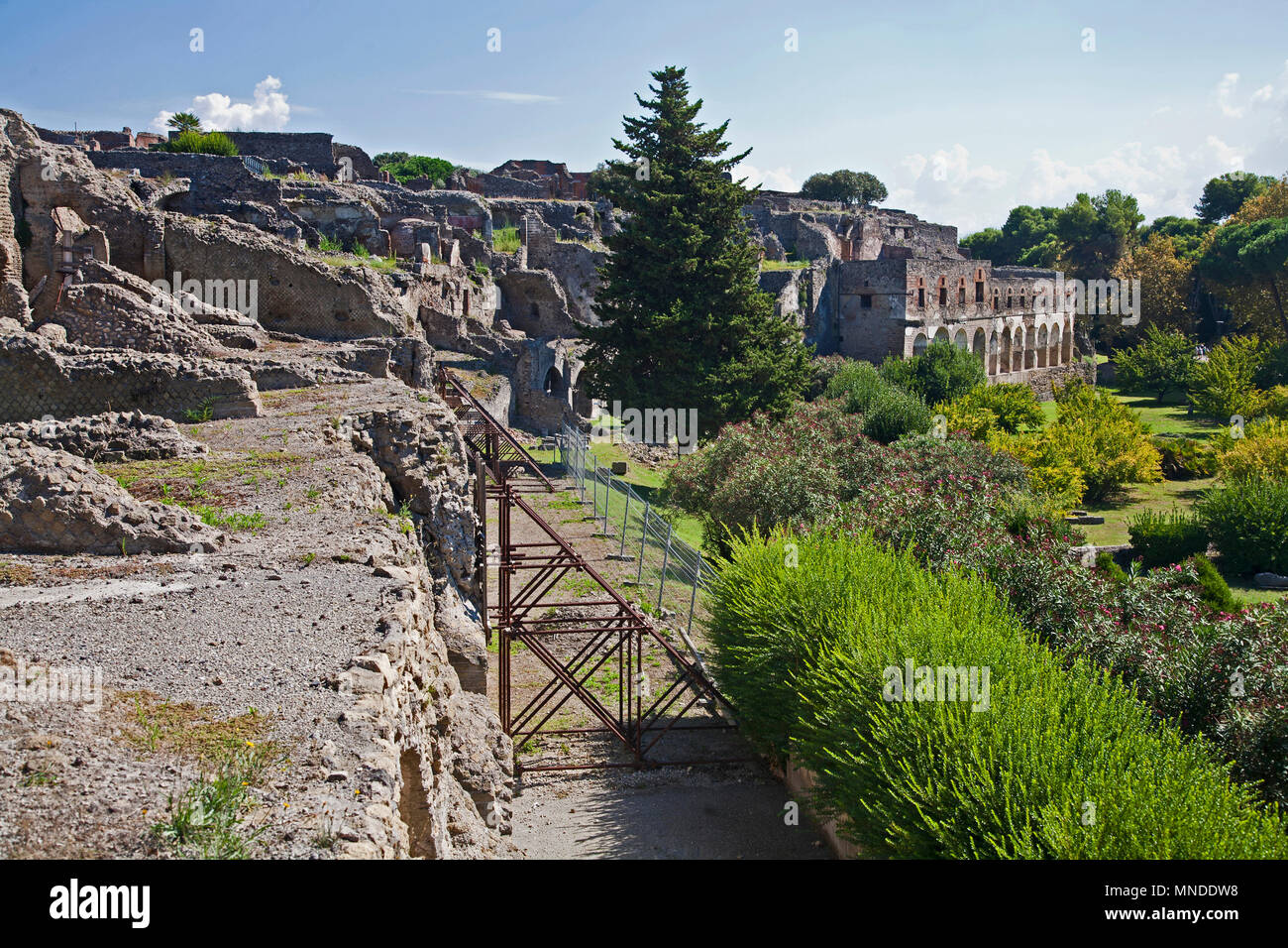 Bröckelnde Wände an der historischen Stätte von Pompeji in Italien Stockfoto
