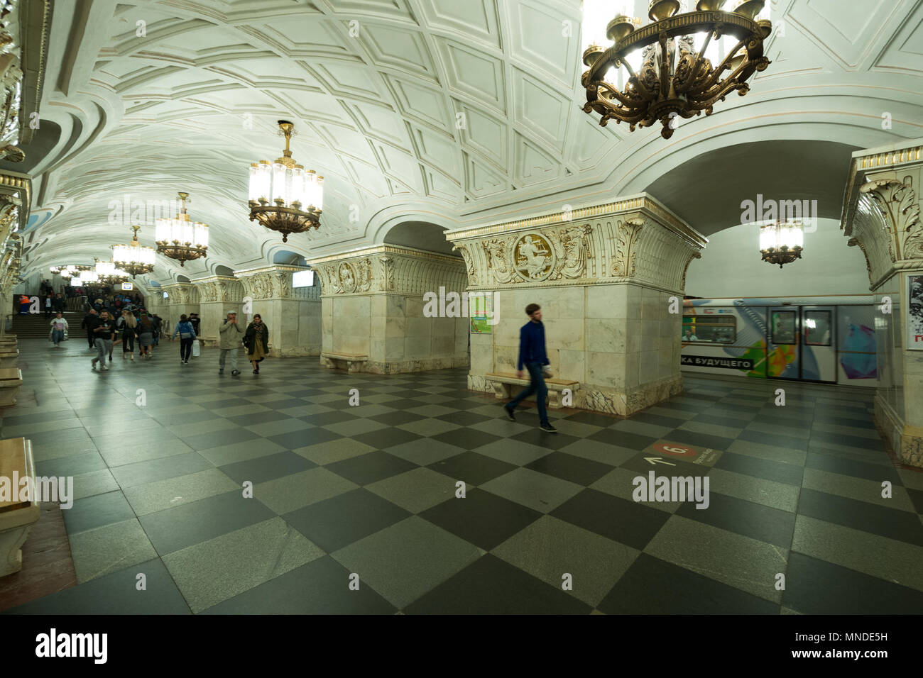 Das prunkvolle weiße Porzellan bahnhofshalle zwischen Plattformen im Prospekt Mira Station auf die Moskauer Metro, Moskau, Russland Stockfoto
