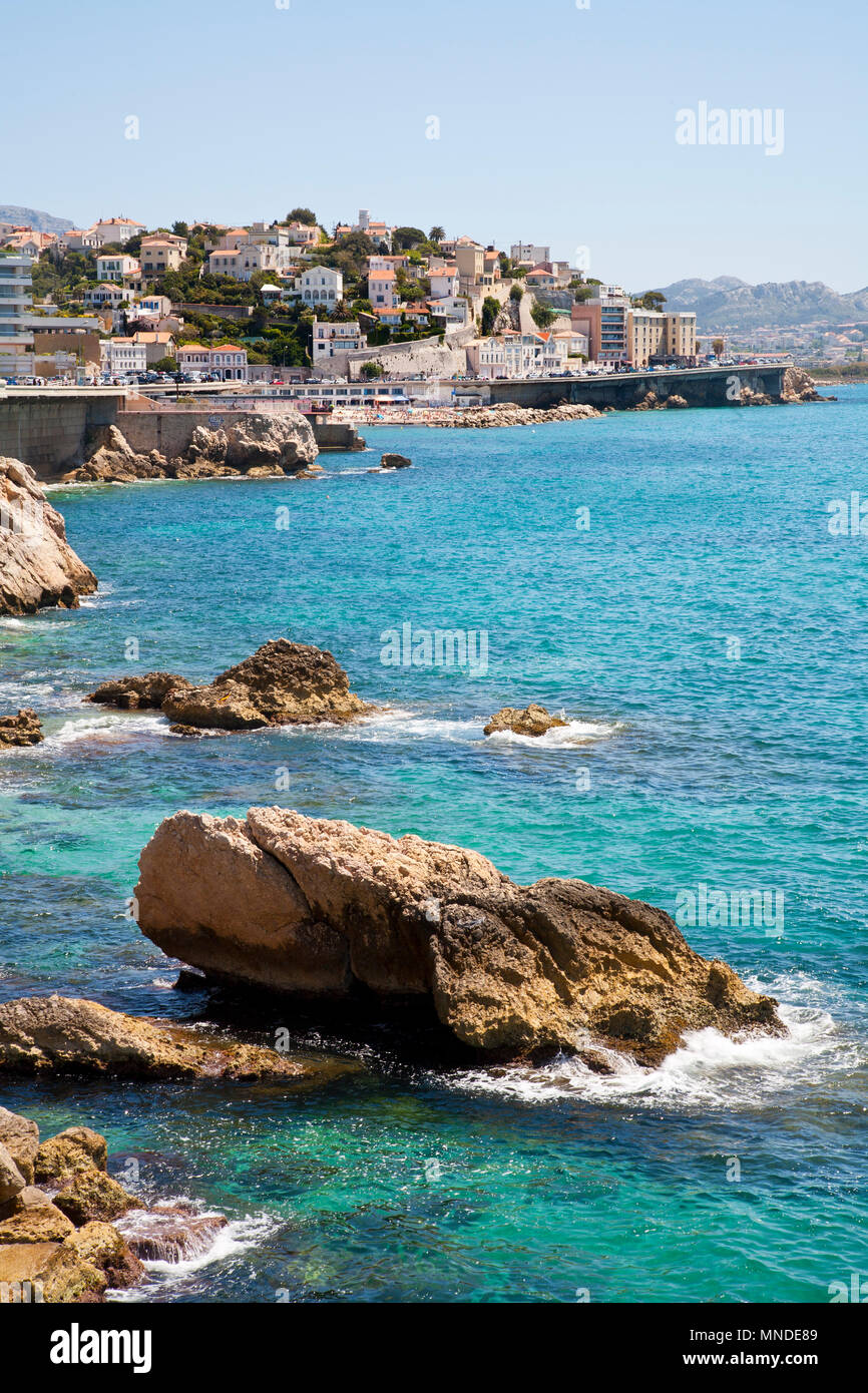 Häuser entlang dem Wasser in Marseille, Frankreich mit schönen blauen Ozean Stockfoto