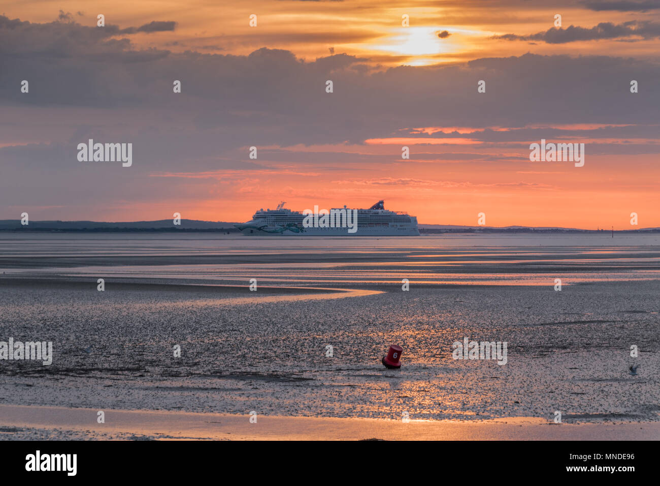Norwegian Jade Kreuzfahrt Segeln in den Solent bei Sonnenaufgang Stockfoto