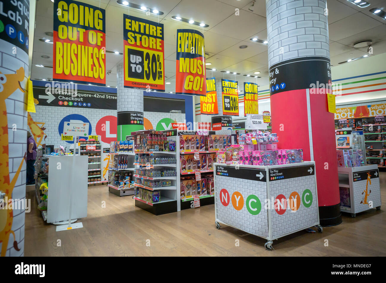 Der Toys R Us store am Times Square in New York wirbt, die Liquidation ist noch im Gange und seiner Schließung Rabatte auf Montag, 14. Mai 2018. Toys R Us ist zu liquidieren und schließen alle 735 seiner Stores in den USA. (Â© Richard B. Levine) Stockfoto