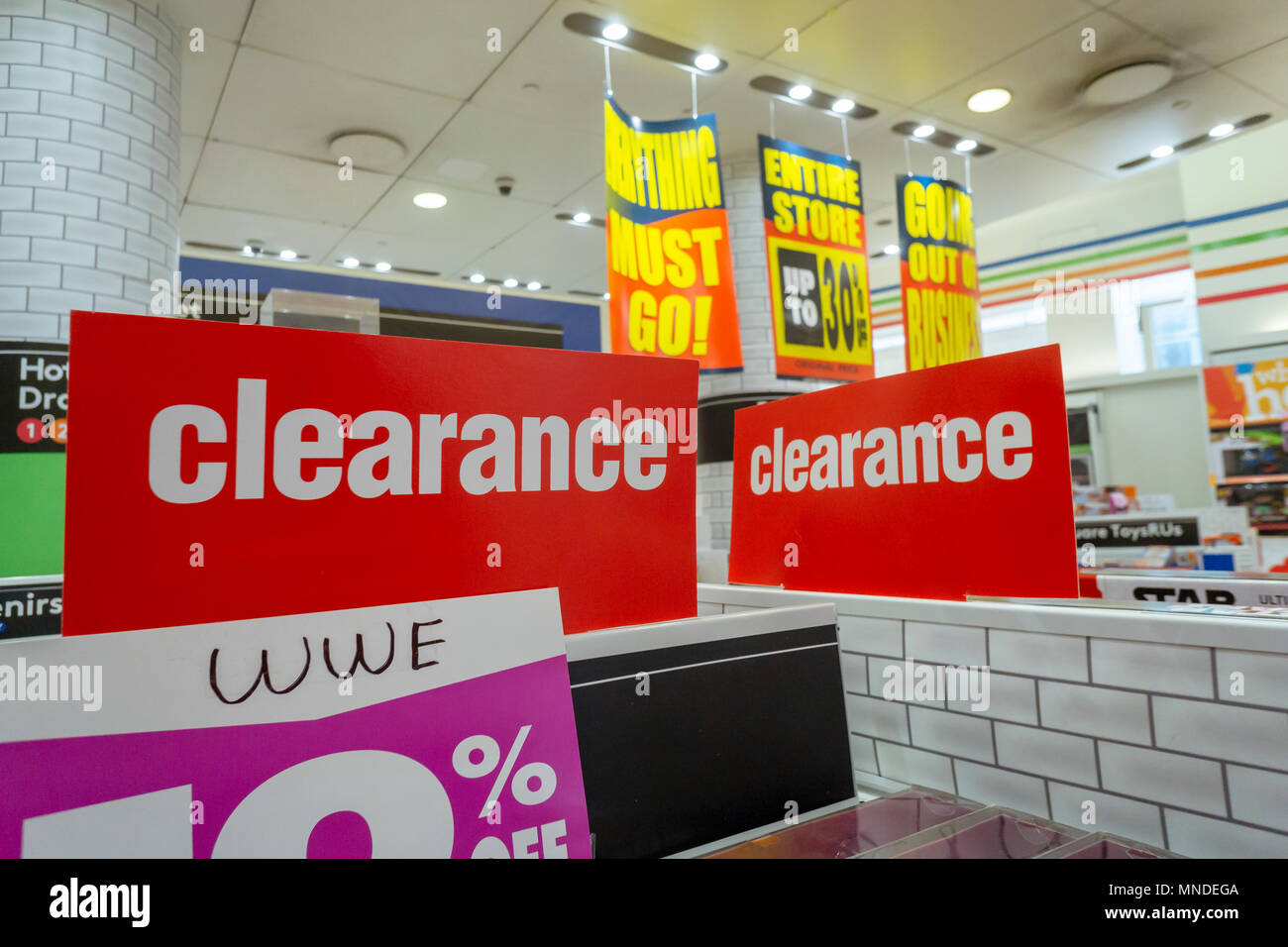 Der Toys R Us store am Times Square in New York wirbt, die Liquidation ist noch im Gange und seiner Schließung Rabatte auf Montag, 14. Mai 2018. Toys R Us ist zu liquidieren und schließen alle 735 seiner Stores in den USA. (© Richard B. Levine) Stockfoto
