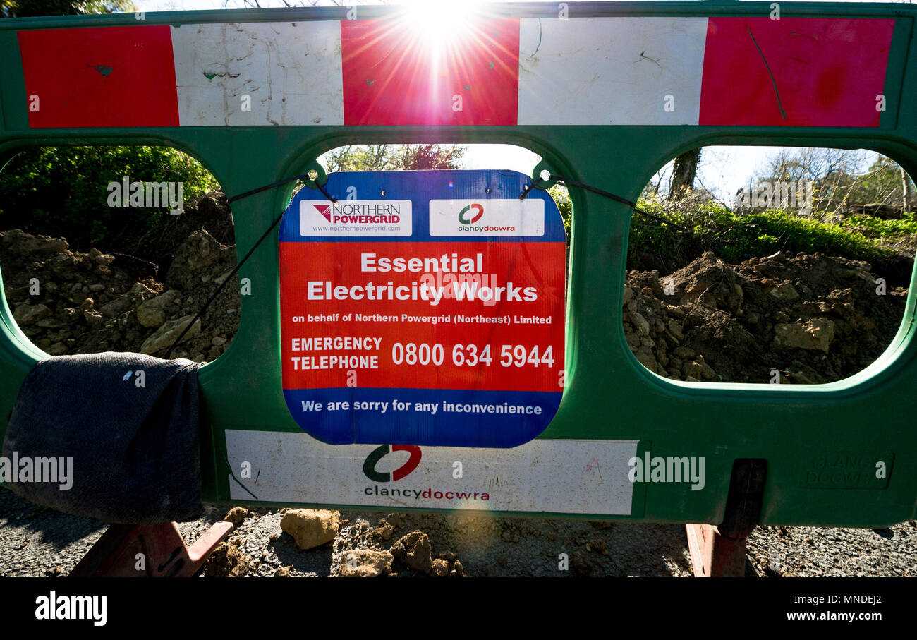 Wesentliche Strom arbeiten Schild angebracht auf ein Kunststoff Barriere. Stockfoto