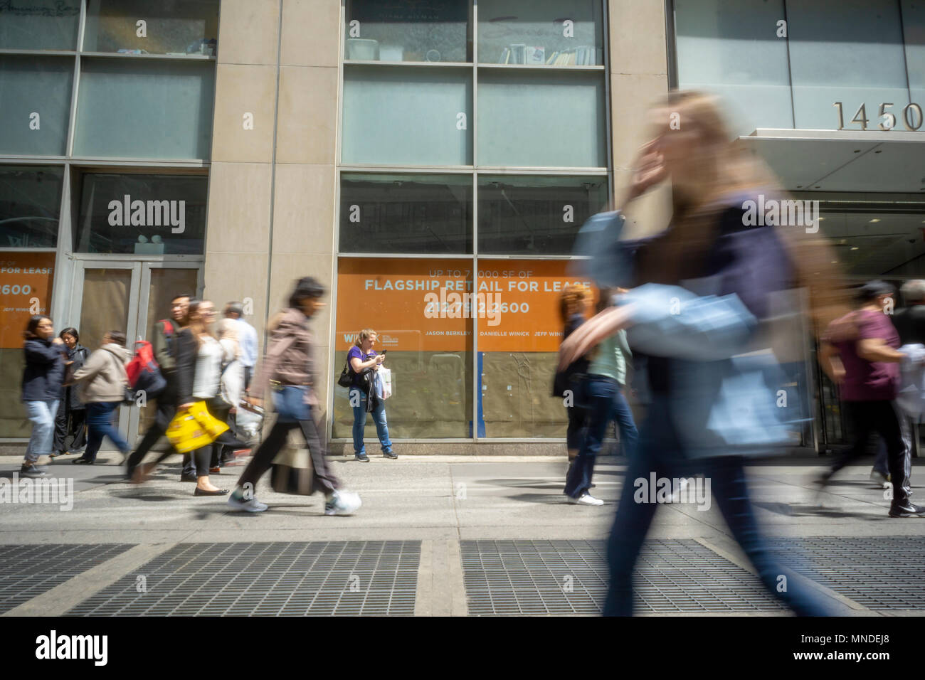 Freie Eigenschaft im Garment District in Midtown Manhattan in New York am Montag, den 14. Mai 2018. New York erwägt eine Vakanz Gebühr oder eine Vakanz Steuer auf die Vermieter, die halten Storefronts leer zu lange warten auf dem Markt Mieten steigen. (Â© Richard B. Levine) Stockfoto