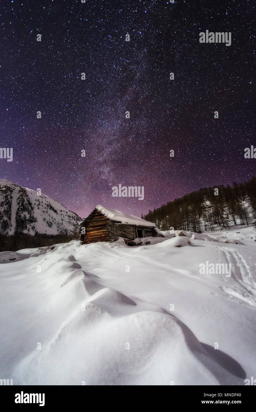 Die Berge und Schutzhütten des Parc National Du Mercantour fotografiert in der Nacht. Sterne leuchten hell in dieser erstaunlichen moonlight Landschaft. Stockfoto