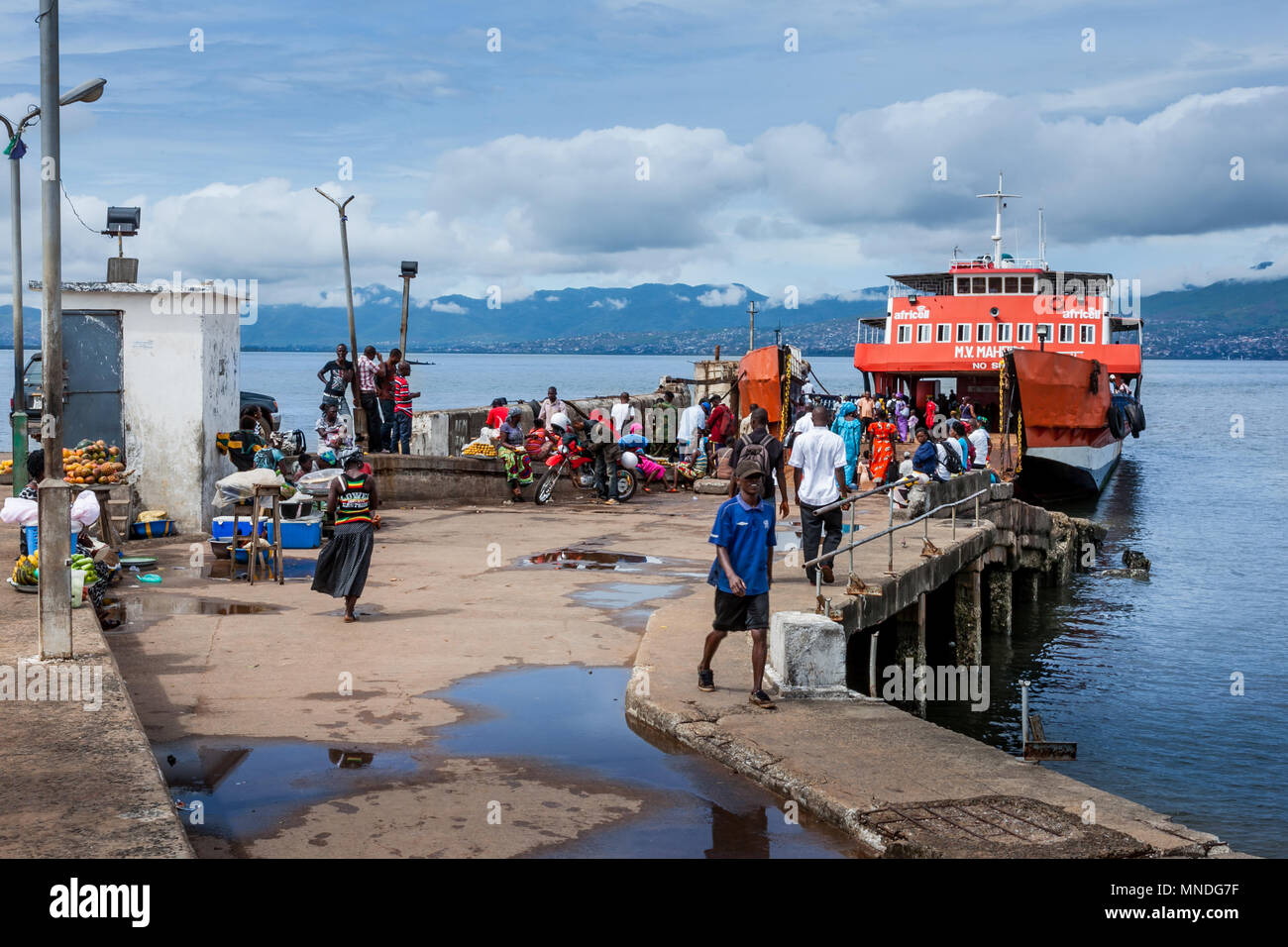 Yongoro, Sierra Leone - Juni 01, 2013: Westafrika, unbekannte Leute aussteigen Von der Fähre zum Hafen der Hauptstadt Freetown Sierra Leone Stockfoto