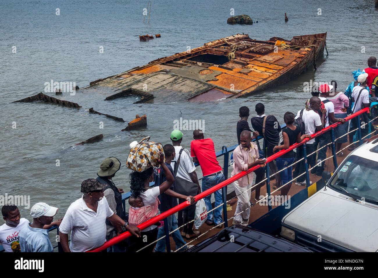 Yongoro, Sierra Leone - Juni 01, 2013: Westafrika, unbekannte Leute aussteigen Von der Fähre zum Hafen der Hauptstadt Freetown Sierra Leone Stockfoto