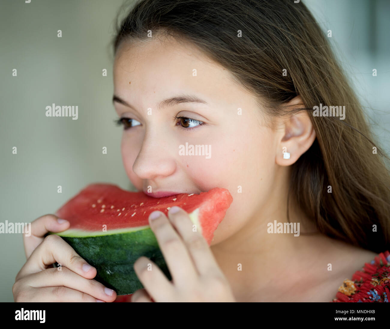 Junge schöne Mädchen, Essen, Wassermelone. close-up Stockfoto
