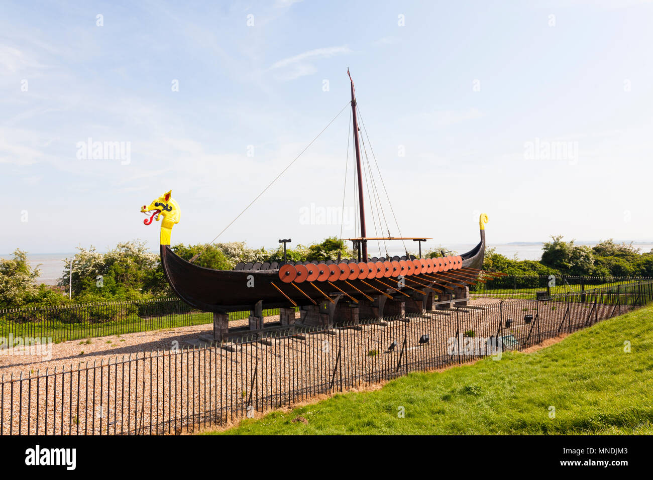 Die Hugin, eine Nachbildung eines Viking lange Schiff an Cliffsend, Pegwell Bay, in der Nähe von Ramsgate, Kent, Großbritannien Stockfoto