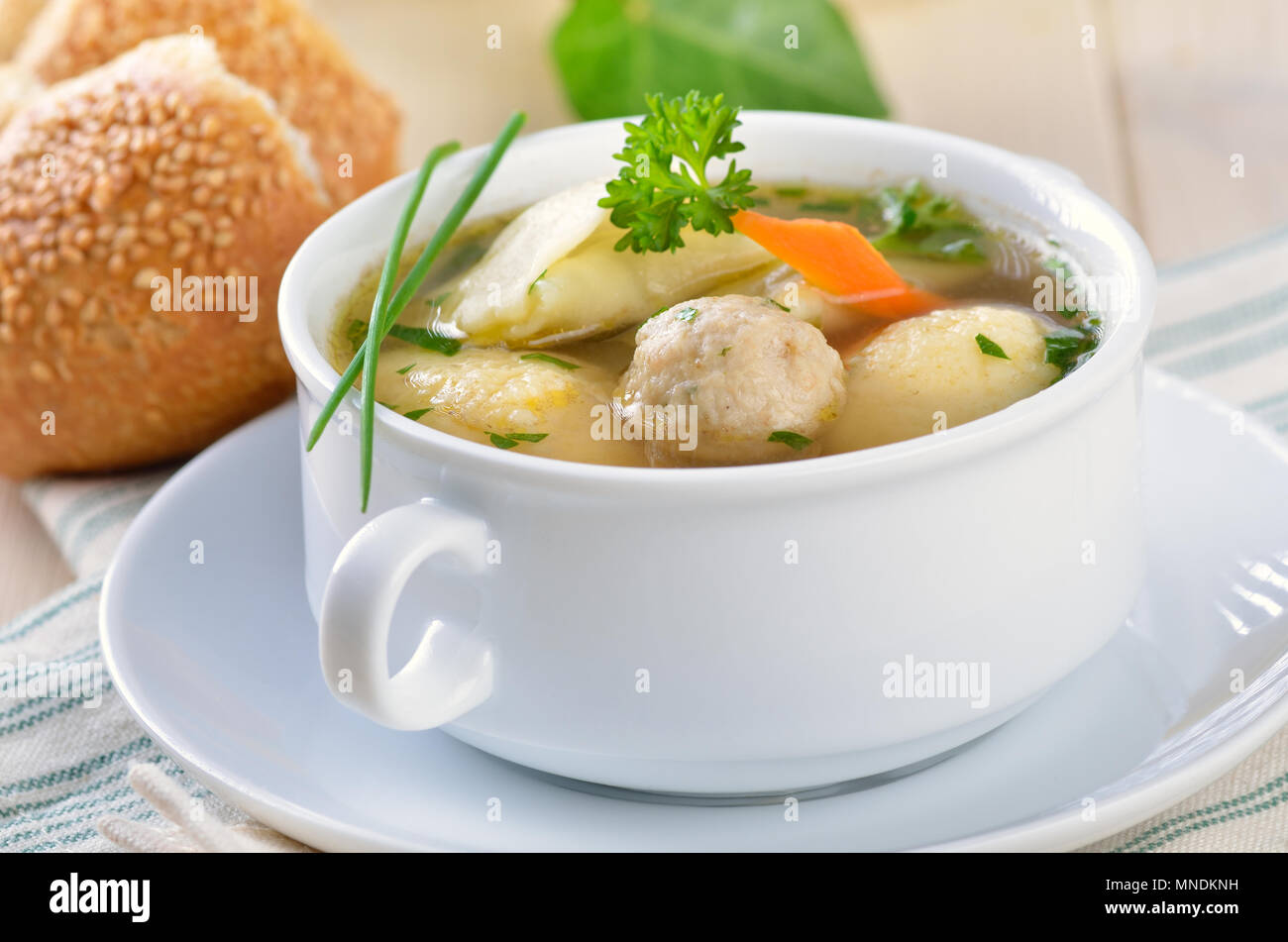 Typische Hochzeit Suppe mit Grieß Knödel, Knochenmark Knödel und gefüllte Ravioli Stockfoto