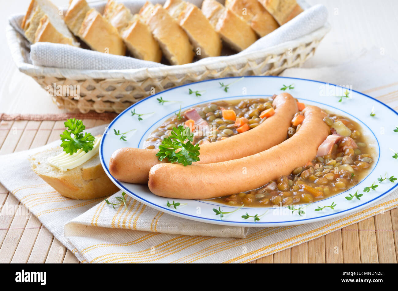 Herzhafte linsen Eintopf mit Frankfurter Würstchen (Wiener) und Baguette Stockfoto