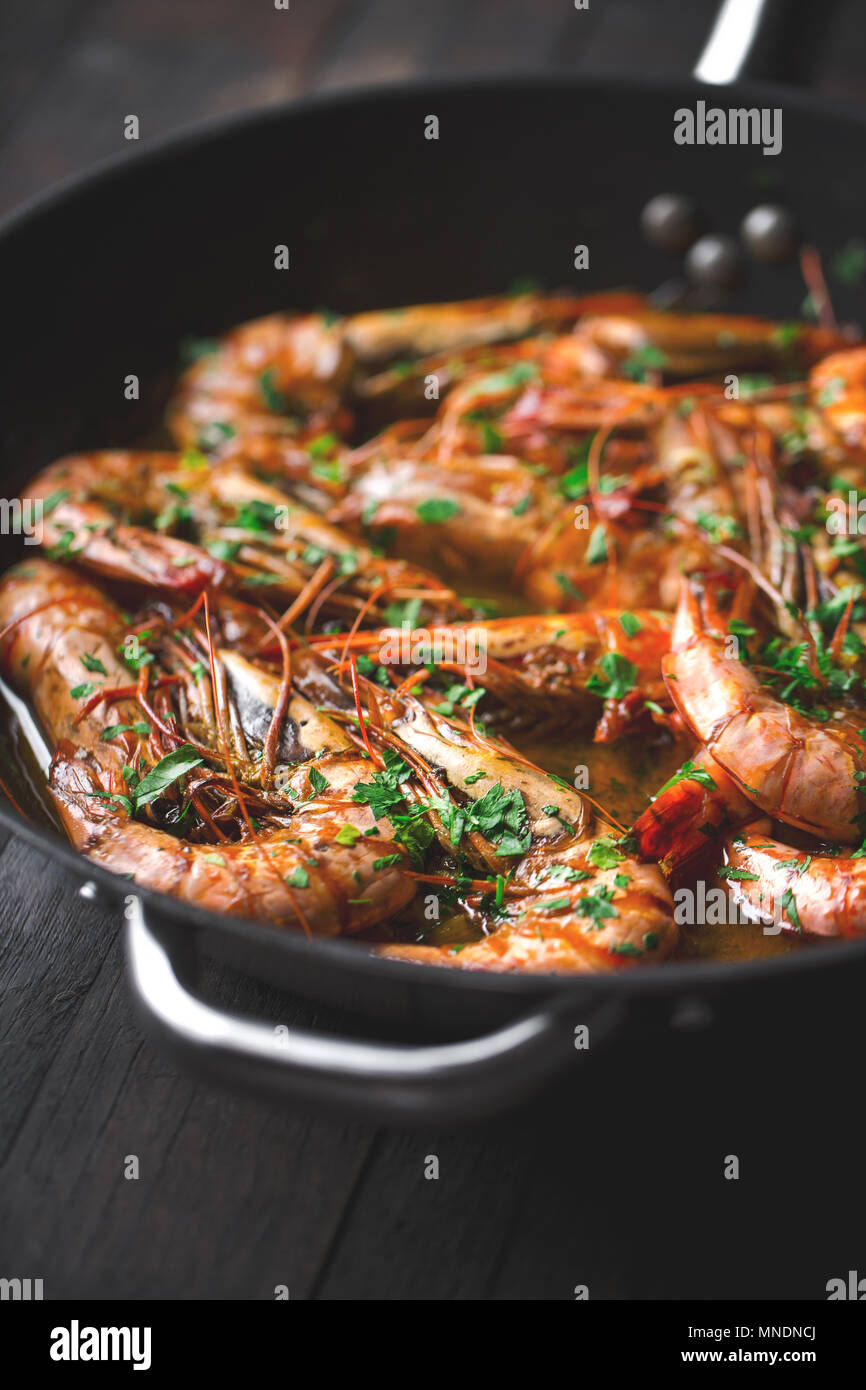 Tiger Garnelen Gebraten In Der Pfanne Klassisches Rezept Petersilie Knoblauch Chili Peppers Und Weisswein Stockfotografie Alamy