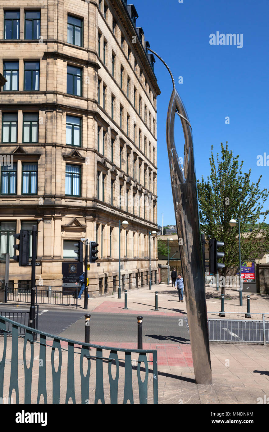 "Connecting Skulptur der Stadt' der silbernen Nadel und Faden, Bradford, West Yorkshire Stockfoto