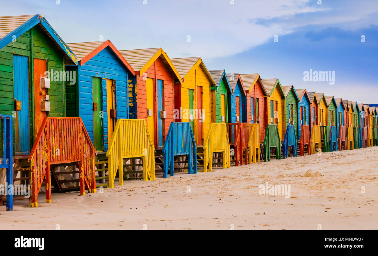 Reihe von bunten Kurhaus-kiosken in Muizenberg Beach, Cape Town, South Africa Stockfoto